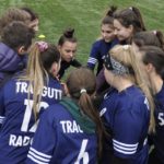 Maszty oświetleniowe są już na stadionie